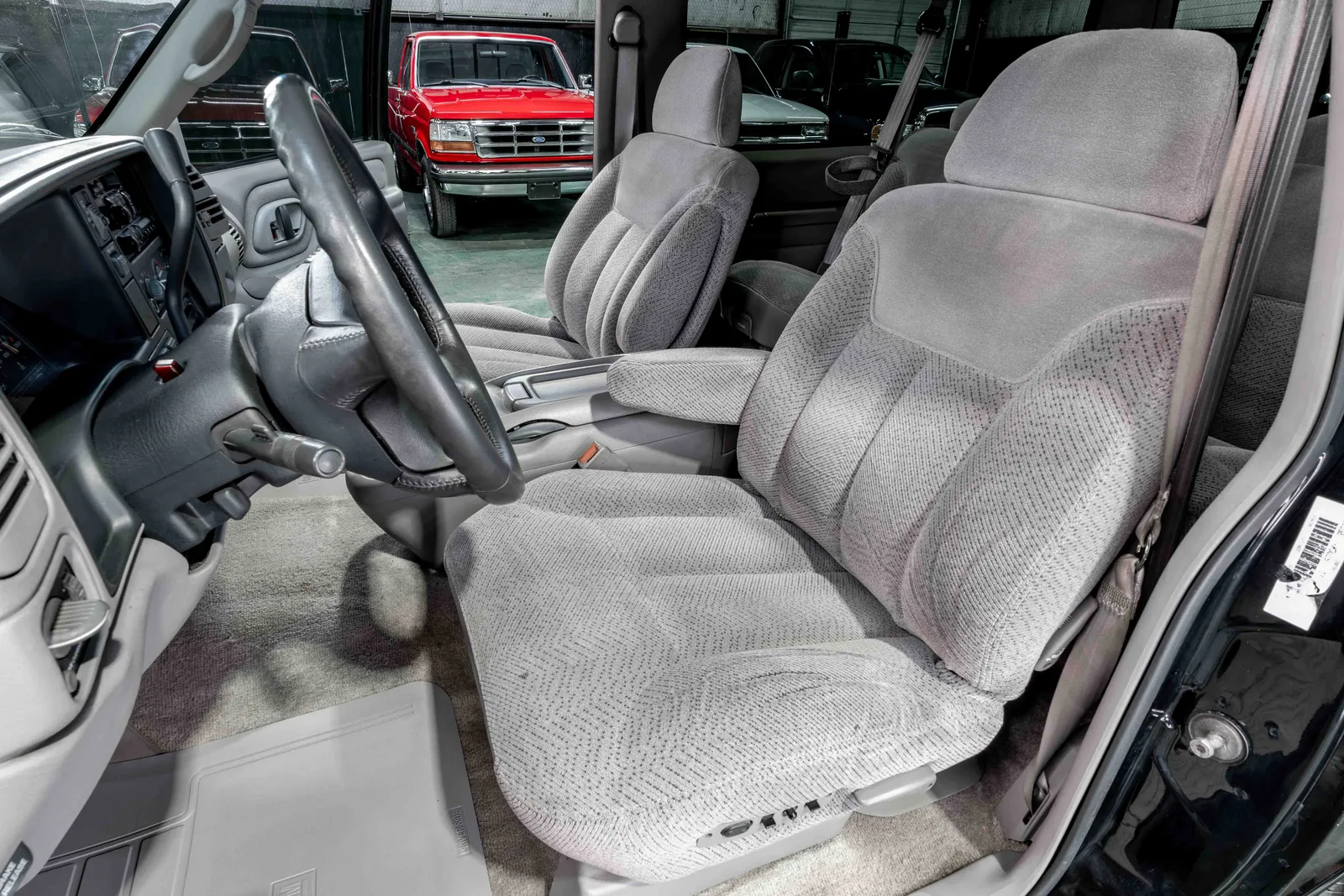  1996-GMC-Yukon-Black-521711-45.jpg